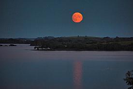 La lune au-dessus du Lough Corrib